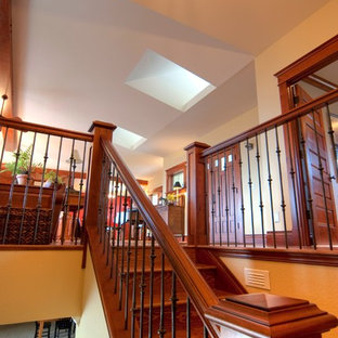 Foto de escalera en U, de estilo americano, grande, con escalones de madera, contrahuellas de madera y barandilla de madera