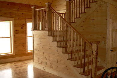 Diseño de escalera en U campestre grande con escalones de madera, contrahuellas de madera y barandilla de madera