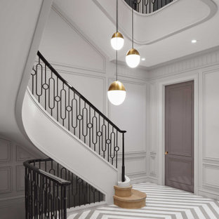 Große Klassische Treppe mit Holz-Setzstufen, Stahlgeländer und Wandpaneelen in New York