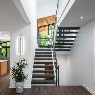 Moderne Treppe in U-Form mit offenen Setzstufen und Glasgeländer in Chicago
