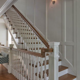 Cette image montre un escalier droit traditionnel avec des marches en bois, des contremarches en bois peint, un garde-corps en bois et boiseries.
