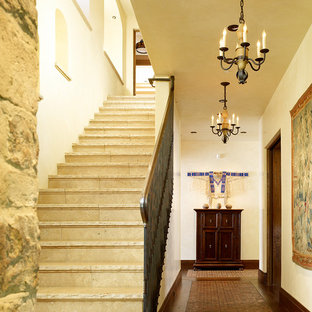 Modelo de escalera recta, mediterránea, con escalones de travertino y contrahuellas de travertino