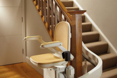 Foto de escalera en L tradicional de tamaño medio con escalones enmoquetados, contrahuellas enmoquetadas y barandilla de madera