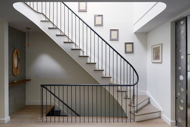Стильный дизайн: лестница в современном стиле с деревянными ступенями и крашенными деревянными подступенками - последний тренд