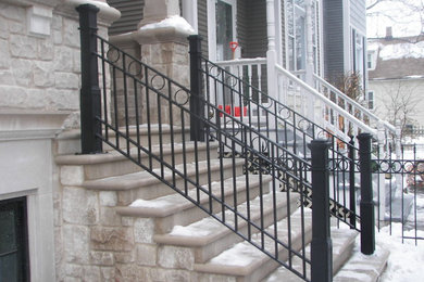 Diseño de escalera recta contemporánea de tamaño medio con escalones de hormigón, contrahuellas de hormigón y barandilla de metal