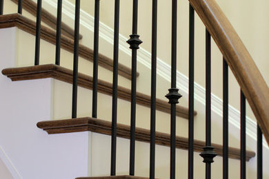 Imagen de escalera curva con barandilla de madera