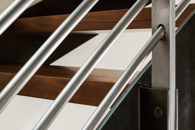 シアトルにあるコンテンポラリースタイルのおしゃれな階段 (金属の手すり) の写真