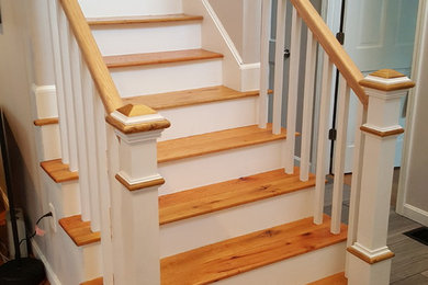 Imagen de escalera recta tradicional pequeña con escalones de madera y contrahuellas de madera