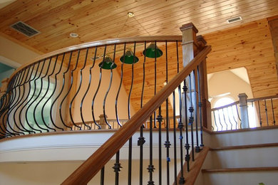 Modelo de escalera curva rústica grande con escalones de madera y contrahuellas de madera pintada