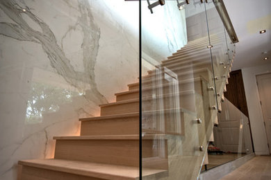 トロントにあるラグジュアリーな広いモダンスタイルのおしゃれなスケルトン階段 (木の蹴込み板) の写真