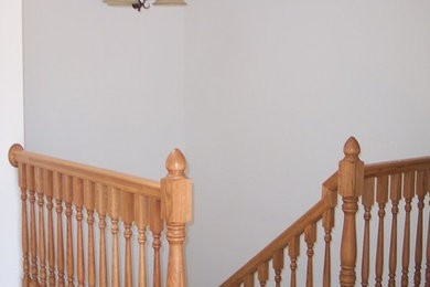 ミルウォーキーにあるお手頃価格の中くらいなコンテンポラリースタイルのおしゃれな折り返し階段 (木の蹴込み板) の写真
