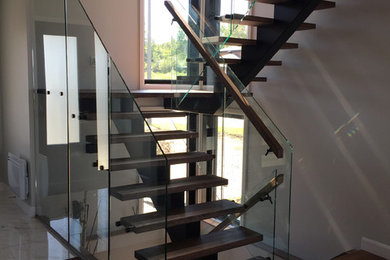 Imagen de escalera en U minimalista de tamaño medio sin contrahuella con escalones de madera