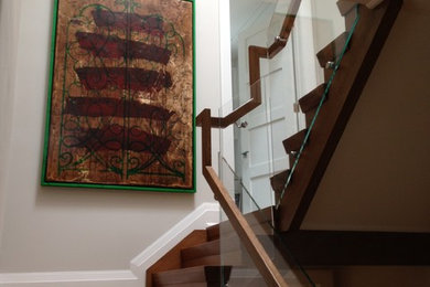 Modelo de escalera en U tradicional renovada de tamaño medio con escalones de madera, contrahuellas de madera y barandilla de varios materiales