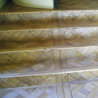 Foto di una piccola scala a rampa dritta tradizionale con pedata in legno e alzata in legno
