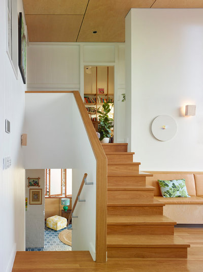 Contemporary Staircase by Arcke Pty Ltd