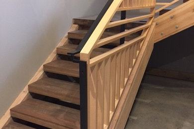 Imagen de escalera suspendida minimalista de tamaño medio sin contrahuella con escalones de madera y barandilla de varios materiales