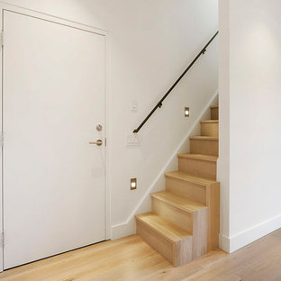 Foto de escalera recta, pequeña, con escalones de madera y contrahuellas de madera