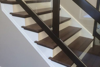 Foto de escalera minimalista con escalones de madera pintada, contrahuellas de madera pintada y barandilla de madera