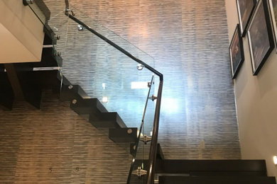 Modelo de escalera suspendida moderna con papel pintado