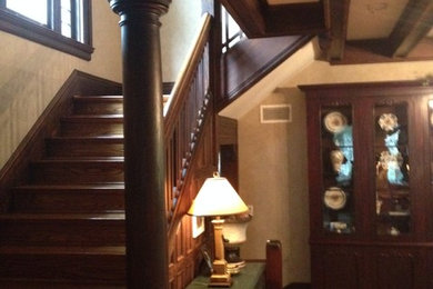 На фото: изогнутая деревянная лестница среднего размера в классическом стиле с деревянными ступенями с