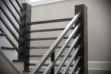 Foto de escalera recta contemporánea de tamaño medio con escalones de madera, contrahuellas de madera y barandilla de metal