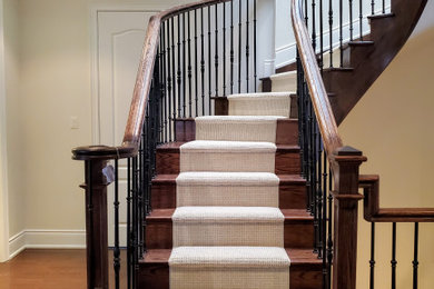 Imagen de escalera curva asiática de tamaño medio con escalones de madera, contrahuellas de madera y barandilla de varios materiales