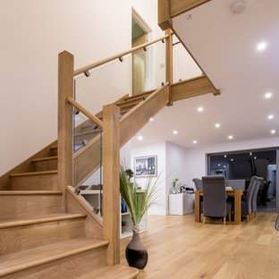 Foto de escalera en L, contemporánea, de tamaño medio, con escalones de madera y contrahuellas de madera