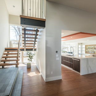 Modelo de escalera en U, contemporánea, grande, sin contrahuella, con escalones de madera y barandilla de varios materiales