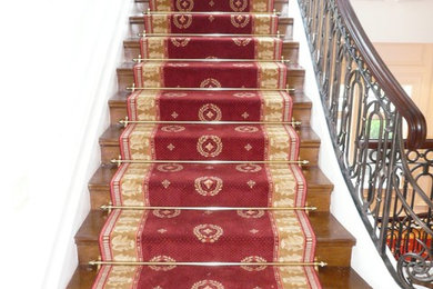 Foto de escalera en U tradicional extra grande con escalones de madera y contrahuellas de madera