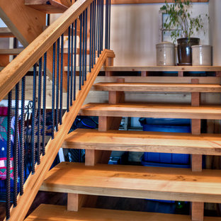 Diseño de escalera en L, rural, de tamaño medio, sin contrahuella, con escalones de madera y barandilla de varios materiales