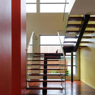 Modelo de escalera suspendida, contemporánea, sin contrahuella, con escalones de madera