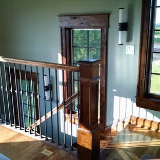 Idee per un'ampia scala a rampa dritta classica con pedata in legno, alzata in legno e parapetto in legno