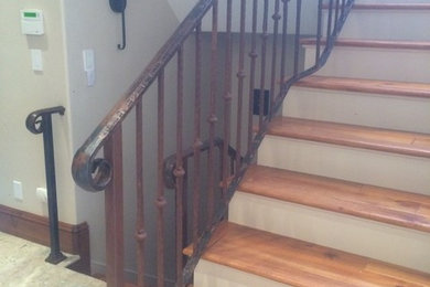 Foto de escalera curva rústica con escalones de madera y contrahuellas de madera