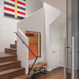 Mittelgroße Moderne Holztreppe in U-Form mit Holz-Setzstufen und Stahlgeländer in San Francisco