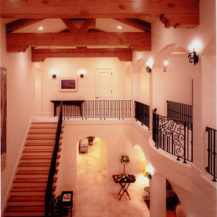 Diseño de escalera recta, mediterránea, extra grande, con escalones de madera y contrahuellas de madera pintada