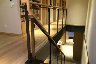 Foto de escalera recta moderna de tamaño medio sin contrahuella con escalones de madera
