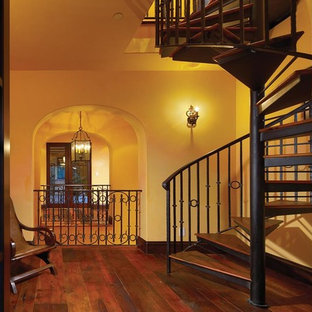 Inspiration pour un escalier sans contremarche hélicoïdal méditerranéen avec des marches en bois.
