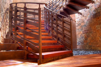 Foto de escalera curva clásica renovada con contrahuellas de metal
