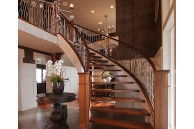 Idées déco pour un grand escalier courbe classique avec des marches en bois.