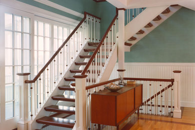 ボストンにあるトランジショナルスタイルのおしゃれな階段の写真