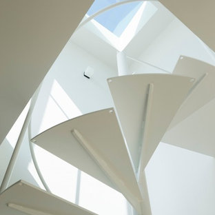 Modelo de escalera de caracol, moderna, pequeña, con escalones de metal y contrahuellas de metal