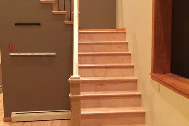 Diseño de escalera en L actual grande con escalones de madera y contrahuellas de madera