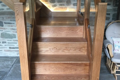 Diseño de escalera en L minimalista con escalones de madera, contrahuellas de madera y barandilla de madera
