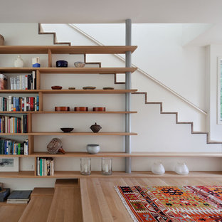 Foto de escalera contemporánea, pequeña, con escalones de madera y contrahuellas de madera