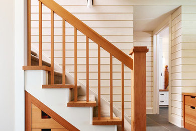 Imagen de escalera recta de estilo de casa de campo con escalones enmoquetados, contrahuellas enmoquetadas y barandilla de madera