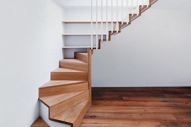 Foto de escalera suspendida contemporánea de tamaño medio con escalones de madera