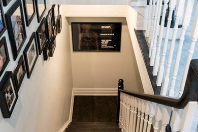 Foto de escalera recta grande con escalones de madera, contrahuellas de madera pintada y barandilla de madera