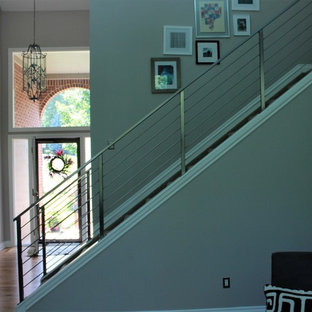Réalisation d'un escalier droit design de taille moyenne avec des marches en moquette, des contremarches en moquette et un garde-corps en métal.