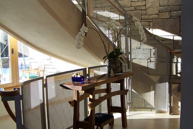 Gewendelte, Große Moderne Holztreppe mit Holz-Setzstufen und Mix-Geländer in San Francisco
