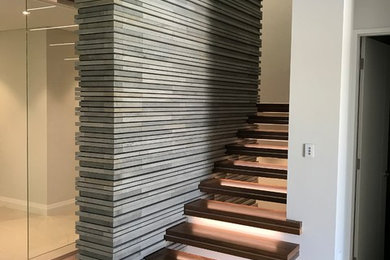 Ejemplo de escalera suspendida contemporánea sin contrahuella con escalones de madera
